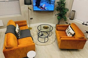 Smart TV - Chambers Residence | 2BR | Peaceful & Elegant (Manchester)