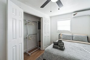 1 chambre, fer et planche à repasser, lit parapluie, draps fournis