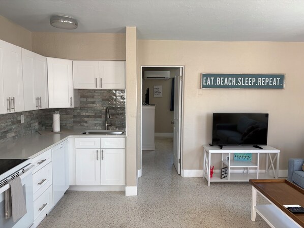 Kylskåp, mikrovågsugn, ugn och spishäll