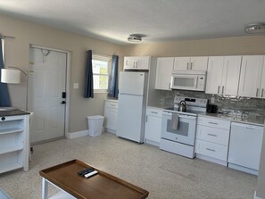 Kylskåp, mikrovågsugn, ugn och spishäll