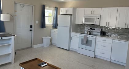 Charming apartment with Parking, WiFi, AC and a short walk to the beach