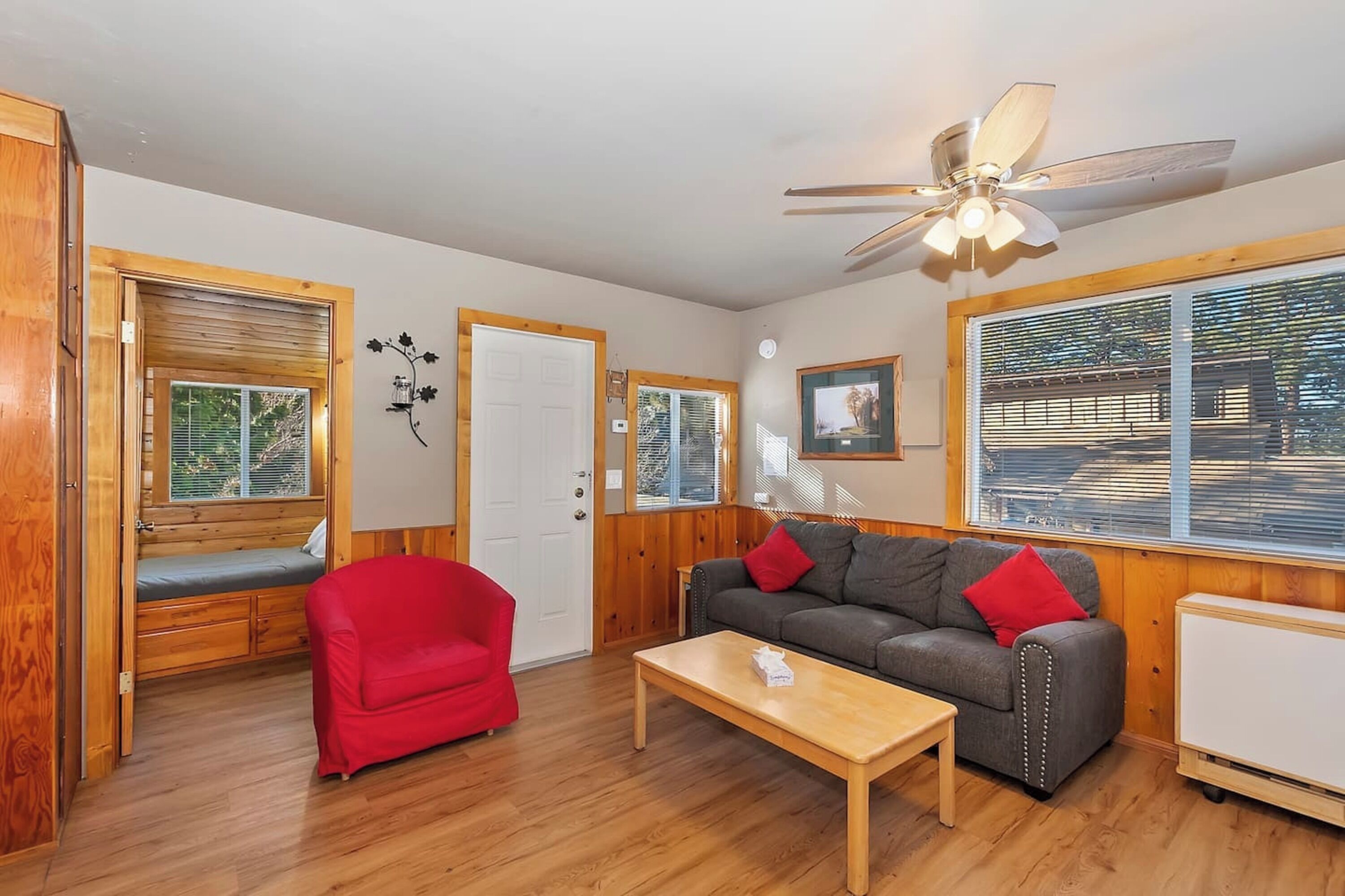 Casa Prestigio, 2 habitaciones, para no fumadores, patio | Sala de estar | Smart TV de 49 pulgadas con canales digitales 