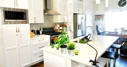 Mahogany Loft Retreat - 3 Story Home