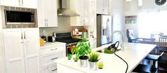 Mahogany Loft Retreat - 3 Story Home