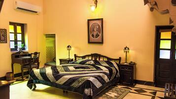 Deluxe dubbelrum eller tvåbäddsrum | Värdeförvaringsskåp på rummet, strykjärn/strykbräda och resesäng