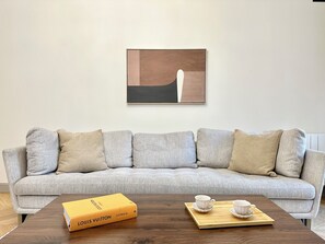 Apartamento, vistas a la ciudad | Zona de estar | Televisión de pantalla plana de 80 cm con canales digitales