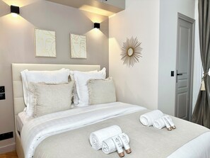 Apartamento, vistas a la ciudad | Tabla de planchar con plancha, cuna de viaje, wifi gratis y ropa de cama