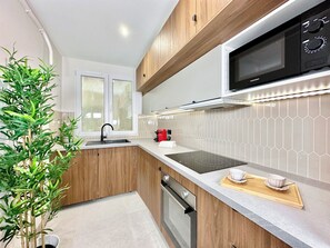 Appartement, vue ville | Cuisine privée | Grand réfrigérateur, micro-ondes, four, plaque de cuisson