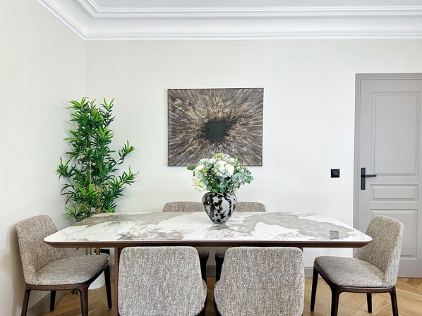 Apartment, Stadtblick | Wohnbereich