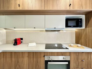 Apartamento, vistas a la ciudad | Cocina privada | Frigorífico grande, microondas, horno y placa de cocina