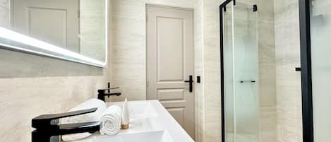 Appartement, vue sur la ville | Salle de bain | Douche, séchoir à cheveux, serviettes fournies, savon
