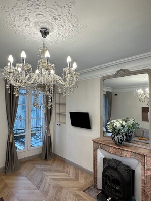 Appartement, vue ville | Coin séjour | Télévision à écran plat de 80 cm avec chaînes numériques