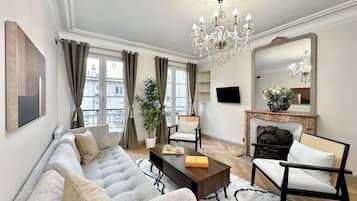 LĂ€genhet - utsikt mot staden | Vardagsrum | 80-centimeters platt-tv med digitalkanaler