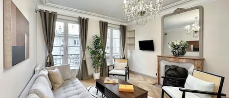 アパートメント シティビュー | リビング エリア | 80 cmの薄型テレビ (デジタル放送視聴可)