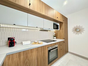 Appartement, vue ville | Cuisine privée | Grand réfrigérateur, micro-ondes, four, plaque de cuisson