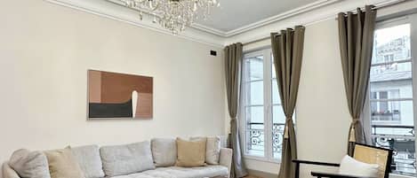 Appartement, vue ville | Coin séjour | Télévision à écran plat de 80 cm avec chaînes numériques