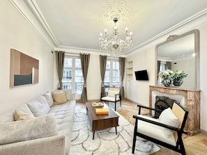 Apartment, Stadtblick | Wohnbereich