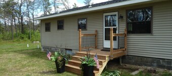 Cozy Lodge on 10 acres- Sleeps 9, Newly Renovated, Game Room, Lg Deck, Irons MI.