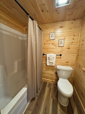 Hiustenkuivaaja, pyyhkeet, saippua, vessapaperi