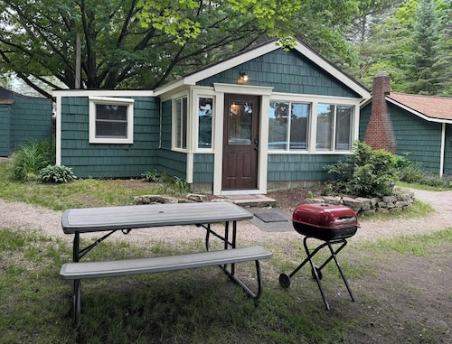 OAK COTTAGE - Lakefront on Thayer Lake in Alden, MI with WiFi, AC