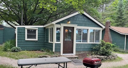 OAK COTTAGE - Lakefront on Thayer Lake in Alden, MI with WiFi, AC