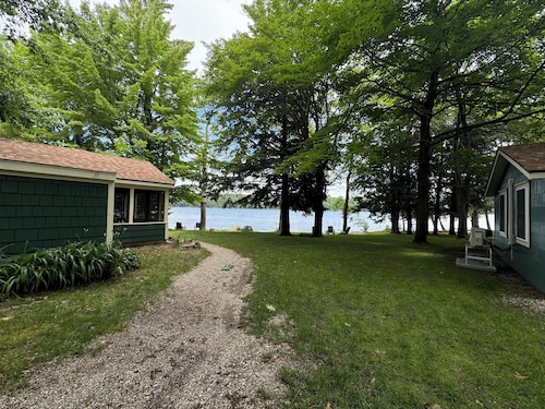 OAK COTTAGE - Lakefront on Thayer Lake in Alden, MI with WiFi, AC