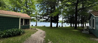 OAK COTTAGE - Lakefront on Thayer Lake in Alden, MI with WiFi, AC