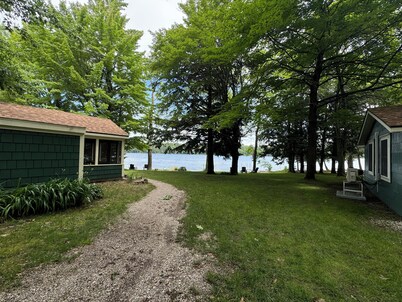 OAK COTTAGE - Lakefront on Thayer Lake in Alden, MI with WiFi, AC