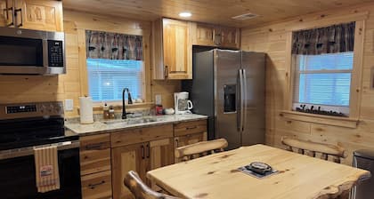 OAK COTTAGE - Lakefront on Thayer Lake in Alden, MI with WiFi, AC