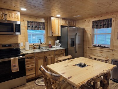 OAK COTTAGE - Lakefront on Thayer Lake in Alden, MI with WiFi, AC