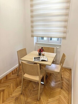 Apartment, 2 Bedrooms, City View | Dining
