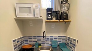 Comfort Apartment, Multiple Beds, Balcony, Garden View | Private kitchen | Mini-fridge, microwave, stovetop, cookware/dishes/utensils - Casa Pitanga Noronha (Fernando de Noronha)