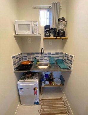 Comfort Apartment, Multiple Beds, Balcony, Garden View | Private kitchen | Mini-fridge, microwave, stovetop, cookware/dishes/utensils