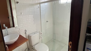 Comfort Apartment, Multiple Beds, Balcony, Garden View | Bathroom | Shower, hair dryer, towels, soap - Casa Pitanga Noronha (Fernando de Noronha)
