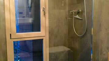 Douche, sĂšche-cheveux, serviettes fournies, savon