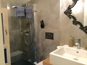 Een douche, een haardroger, handdoeken, zeep