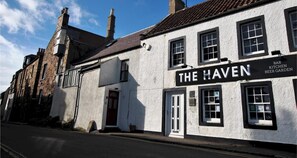 Exterior - 54 On the Rocks- characterful coastal cottage (Anstruther)