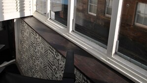 A skylight with multiple windows overlooking a brick building. - 54 On the Rocks- characterful coastal cottage (Anstruther)