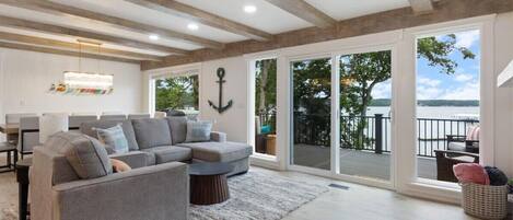 Fernseher, Kamin, Bücher, Arbeitsbereiche