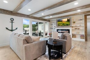 Fernseher, Kamin, Bücher, Arbeitsbereiche