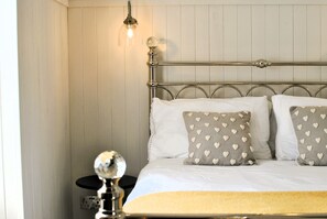 2 quartos, ferros/tábuas de passar roupa, roupa de cama