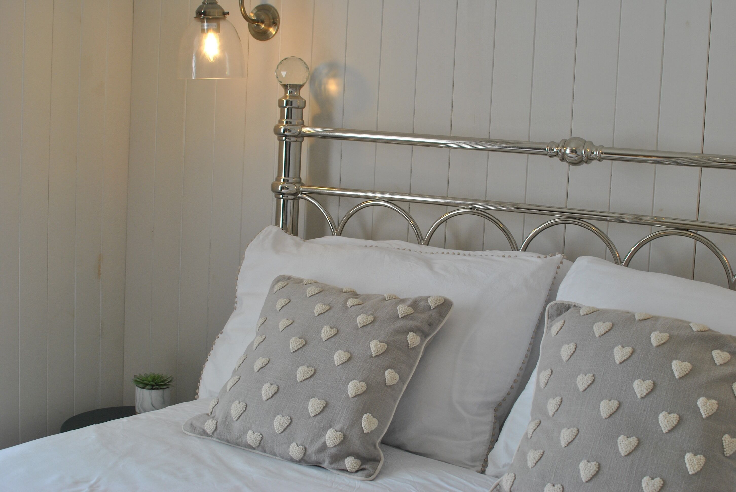 2 bedrooms, iron/ironing board, bed sheets