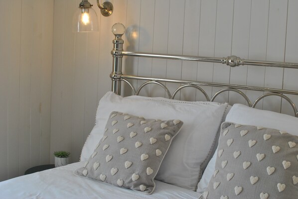 2 bedrooms, iron/ironing board, bed sheets