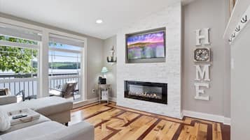 Televisio, takka, työhuone