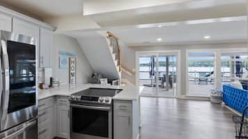 Kylskåp, mikrovågsugn, ugn och spishäll