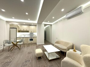 Signature Condo, 1 Bedroom, Non Smoking, Kitchen | Living room | 35-inch Smart TV with digital channels