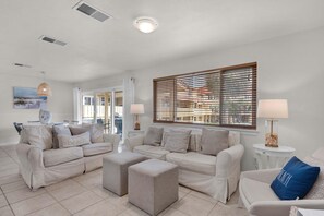 Condo, varias camas (Regency Cabanas D3) | Área de sala de estar
