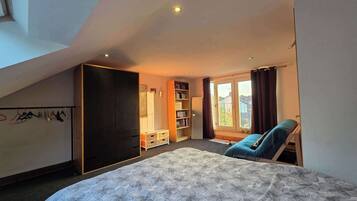 3 bedrooms, iron/ironing board, Internet, bed sheets