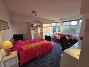 3 bedrooms, iron/ironing board, Internet, bed sheets