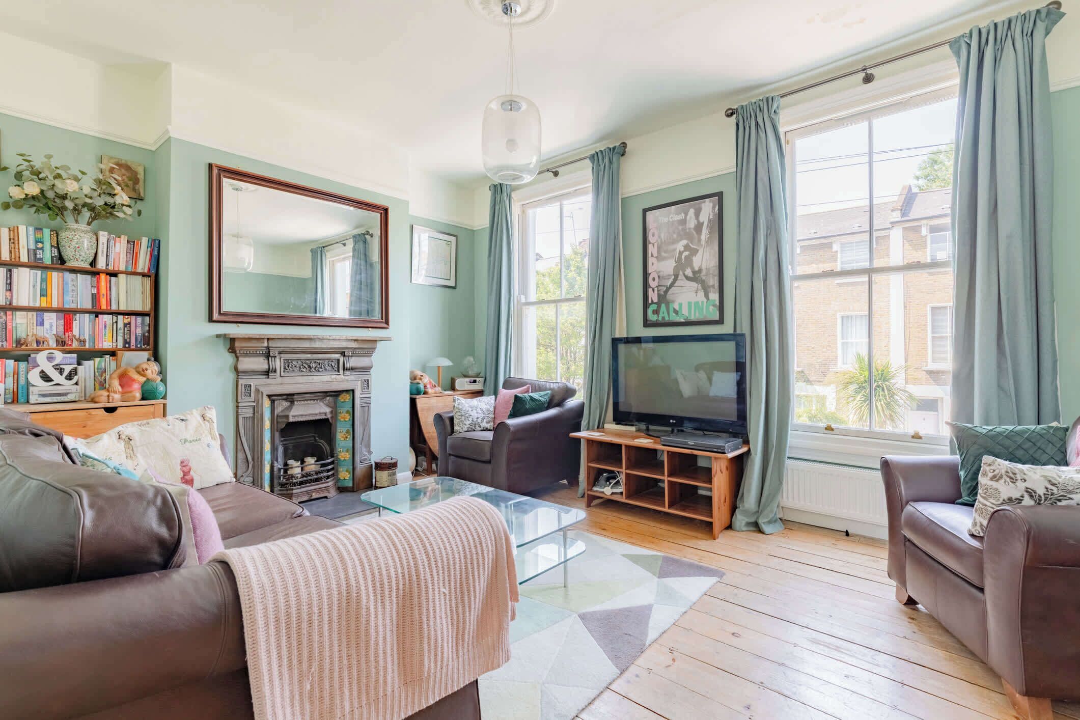 Télévision, lecteur de DVD, espaces bureaux